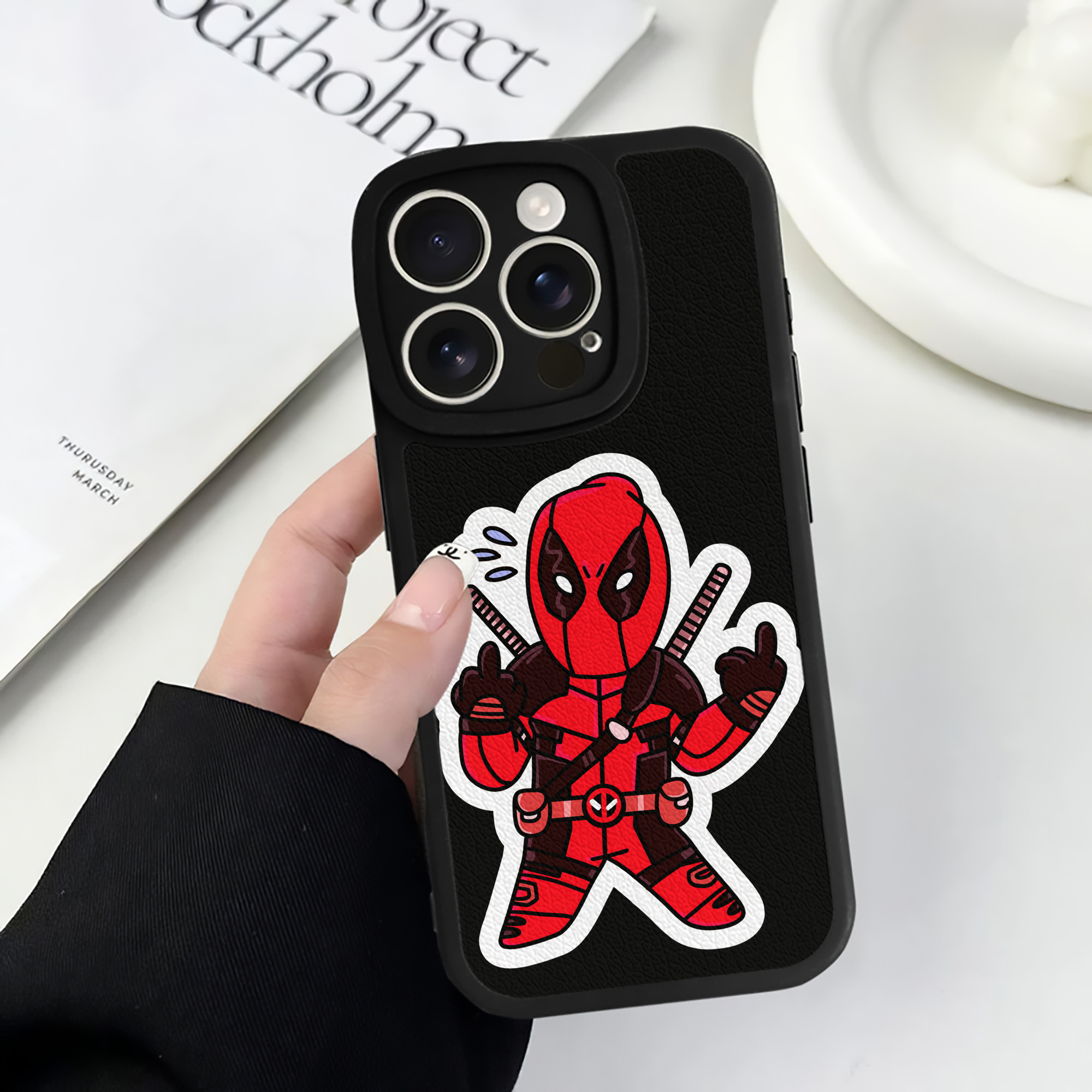 （画像用） Deadpool デッドプール 【iPhone 16シリーズ対応】シリコンスマホケース（レザー調） 材質：シリコン